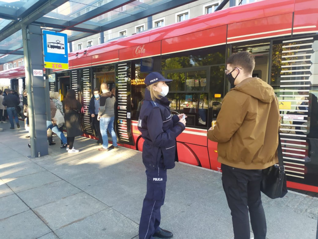 Katowice: Policjanci sprawdzają czy pasażerowie noszą maseczki w komunikacji miejskiej [ZDJĘCIA]