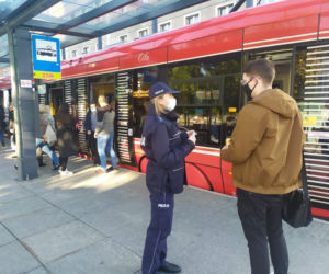 Katowice: Policjanci sprawdzają czy pasażerowie noszą maseczki w komunikacji miejskiej [ZDJĘCIA]