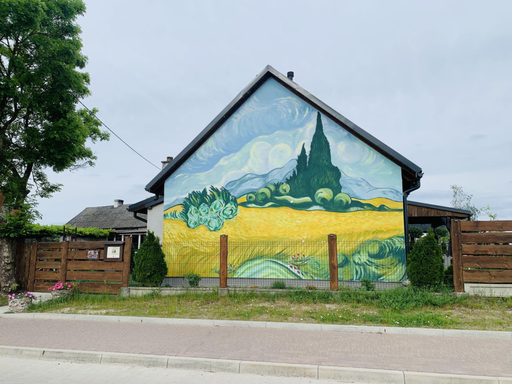 Kolorowe domy inspirowane twórczością Vincenta van Gogha zamieniły wieś liczącą zaledwie stu mieszkańców w prawdziwą atrakcję turystyczną