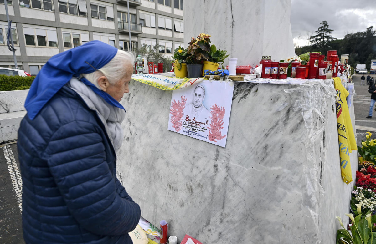 Wierni modlą się o zdrowie Papieża Franciszka