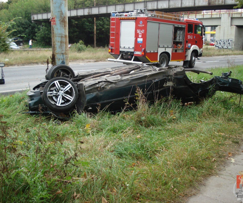 Wypadek w Piasecznie. BMW uderzyło w słup. 3 ofiary