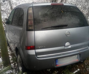 Jak do tego doszło? Samochód zmierzał prosto do potoku!