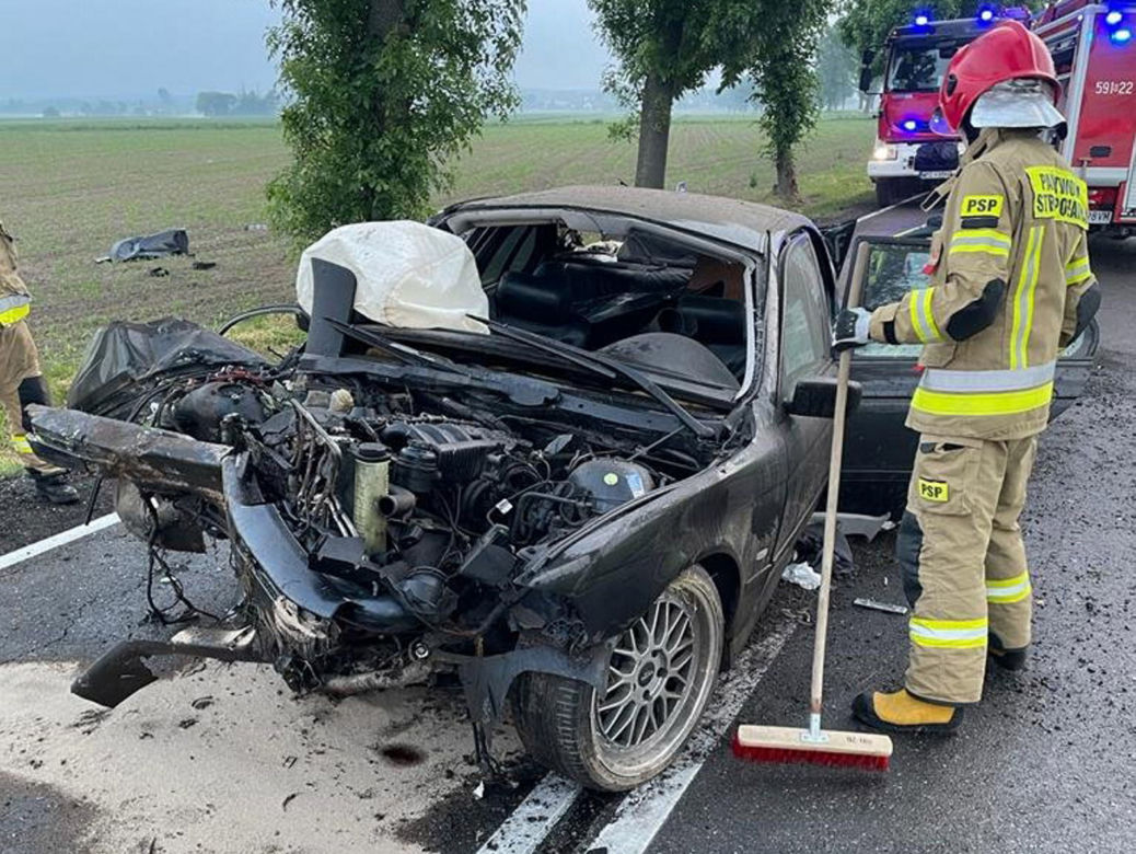 Makabryczny wypadek pod Przasnyszem! BMW z 4 osobami roztrzaskało się o drzewo [ZDJĘCIA].