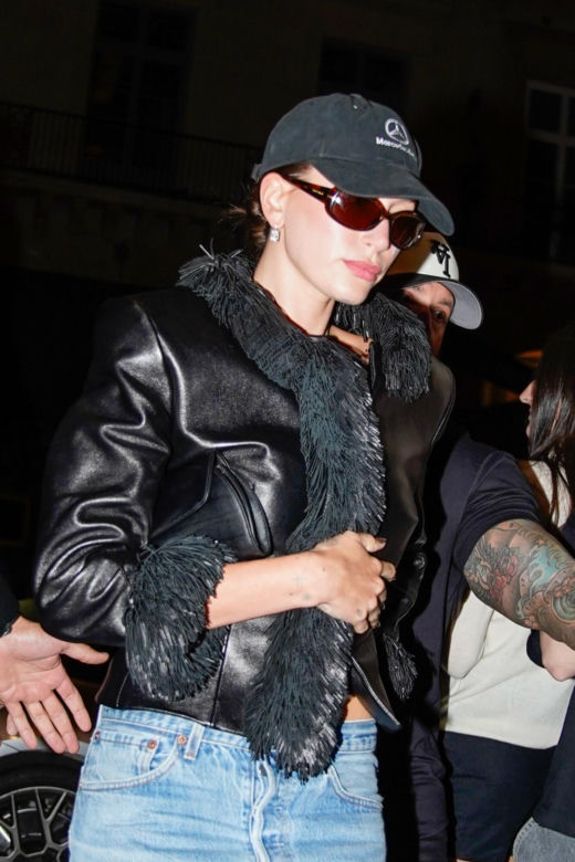 Hailey Bieber w nietypowym stroju