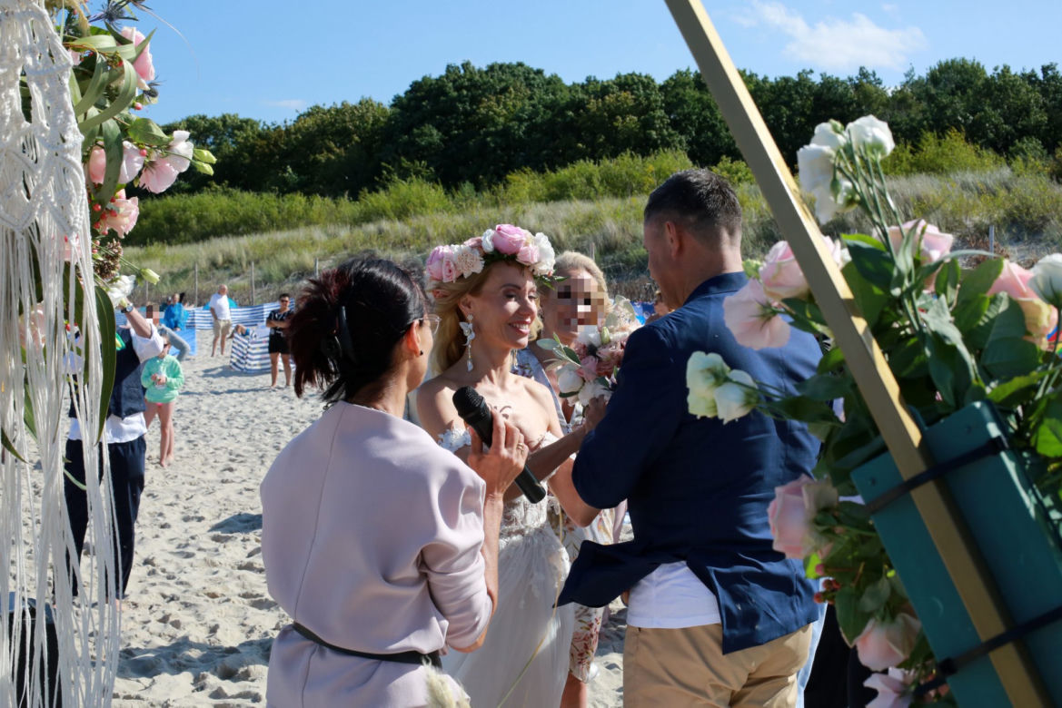 Małgorzata Opczowska wzięła ślub z Jackiem Łęskim na plaży
