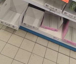 Koronawirus sieje panikę. Puste półki w sklepach aptekach. Ludzie wykupują żele antybakteryjne i mydła [ZDJĘCIA]