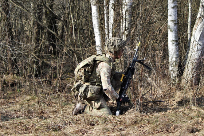 Brytyjscy żołnierze, ćwiczenia na poligonie