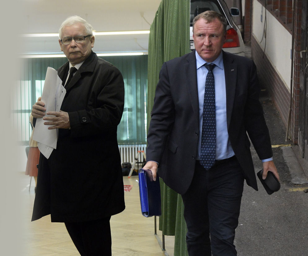 Jarosław Kaczyński z dokumentami i Jacek Kurski z niebieską teczką. O sporze w PiS przeczytasz na Eska.