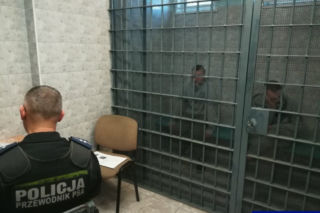 Napadli na taksówkarza, zabrali pieniądze i uciekli. Siedzą już za kratami