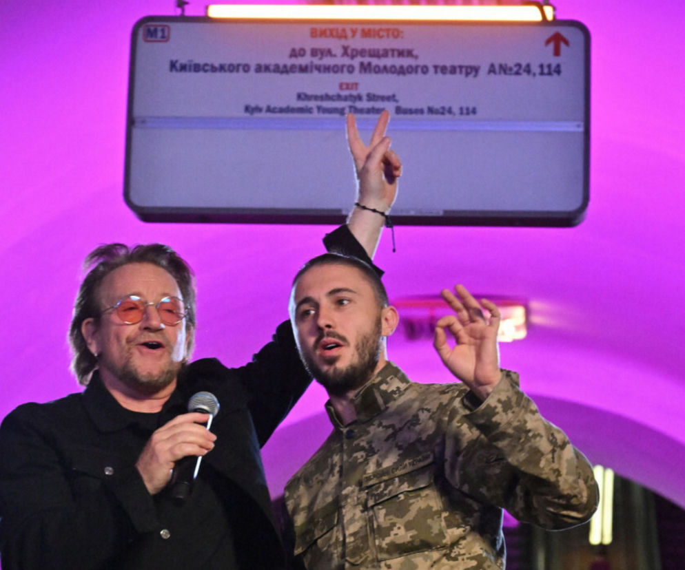 Bono zaśpiewał w kijowskim schronie! Gwiazdor przyleciał na Ukrainę niespodziewany koncert na zaproszenie zelenskiego