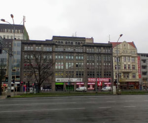Nowa restauracja próbuje zaistnieć krzykliwym szyldem. Zareagował konserwator zabytków
