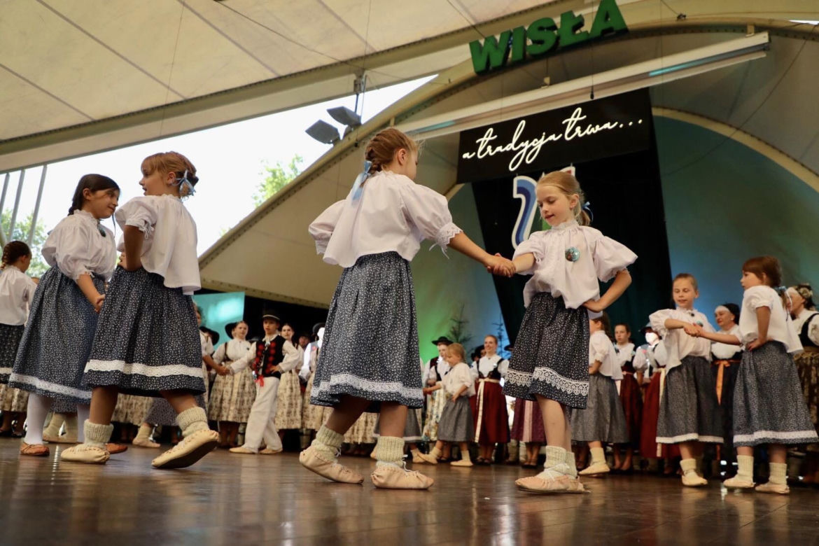 Rozpoczął się 60. jubileuszowy Tydzień Kultury Beskidzkiej. Przyjechało 20 zespołów z całego świata ZDJĘCIA, PROGRAM