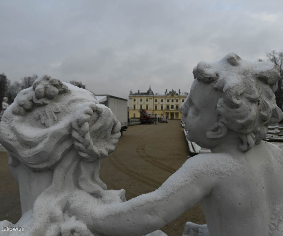 Nowe rzeźby w Ogrodach Branickich. To Flora, Ceres, Bachus i Saturn [ZDJĘCIA]