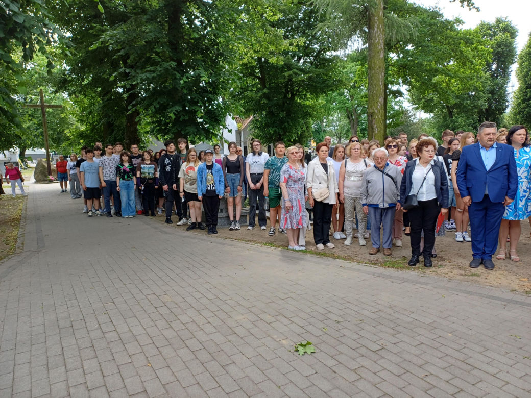 Pamięć o powstańcach żyje w Ostrzeszowie. Ulicami miasta przeszedł Marsz Pamięci [ZDJĘCIA]