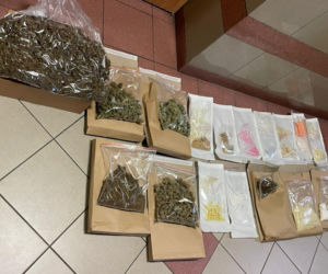 Małżeństwo z Pragi zatrzymane. W mieszkaniu 7 kg narkotyków. Mieli repliki broni i mundury