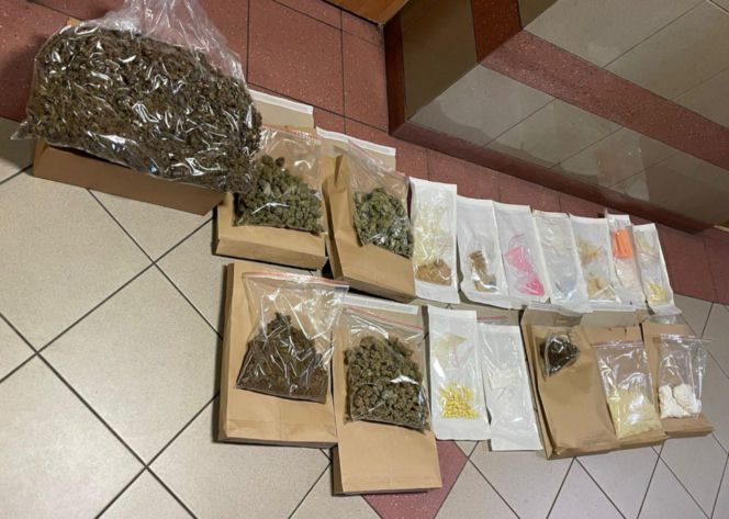 Małżeństwo z Pragi zatrzymane. W mieszkaniu 7 kg narkotyków. Mieli repliki broni i mundury