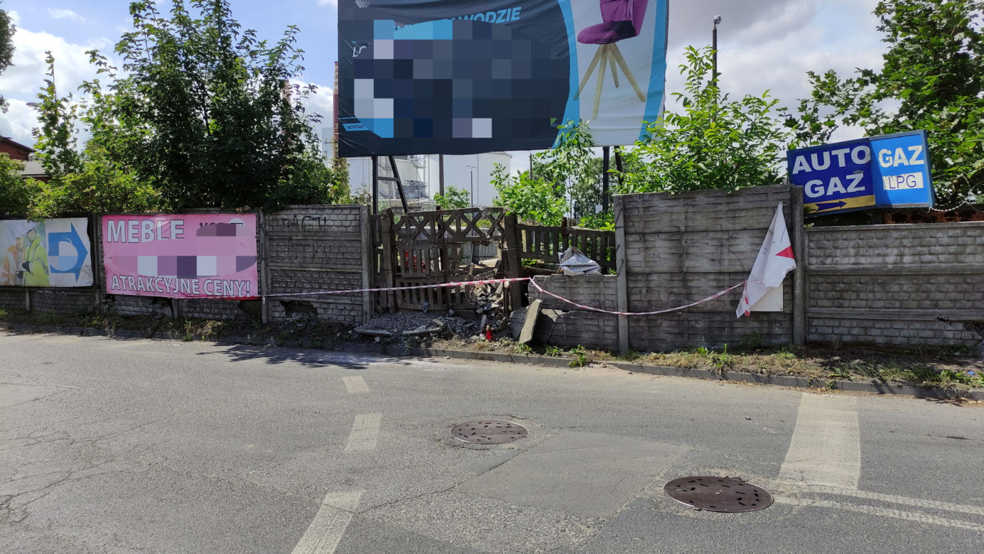 Przerażający wypadek w Chełmży. Motocyklista wjechał w betonowy płot