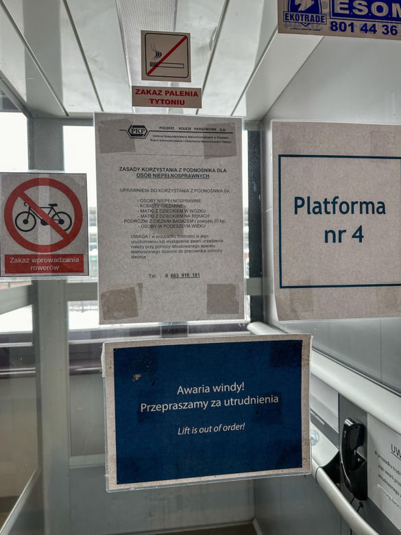 Koszmar pasażerów na dworcu w Iławie. "Rodzice muszą mnie nosić"