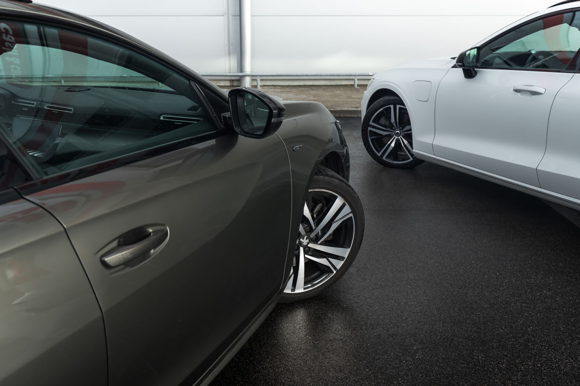 Volvo V60 T8 Twin Engine AWD R-Design AT8 vs. Peugeot 508 SW GT 2.0 BlueHDI 177 KM AT8