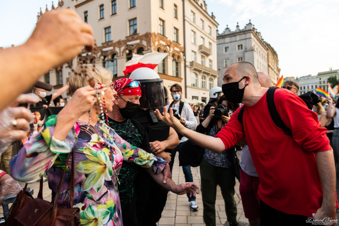 Małopolska kurator oświaty z różańcem na manifestacji środowisk LGBT