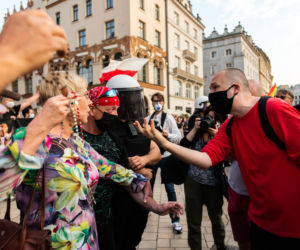 Małopolska kurator oświaty z różańcem na manifestacji środowisk LGBT
