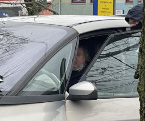 Pijak gruchnął w drzewo w Kiełpinie