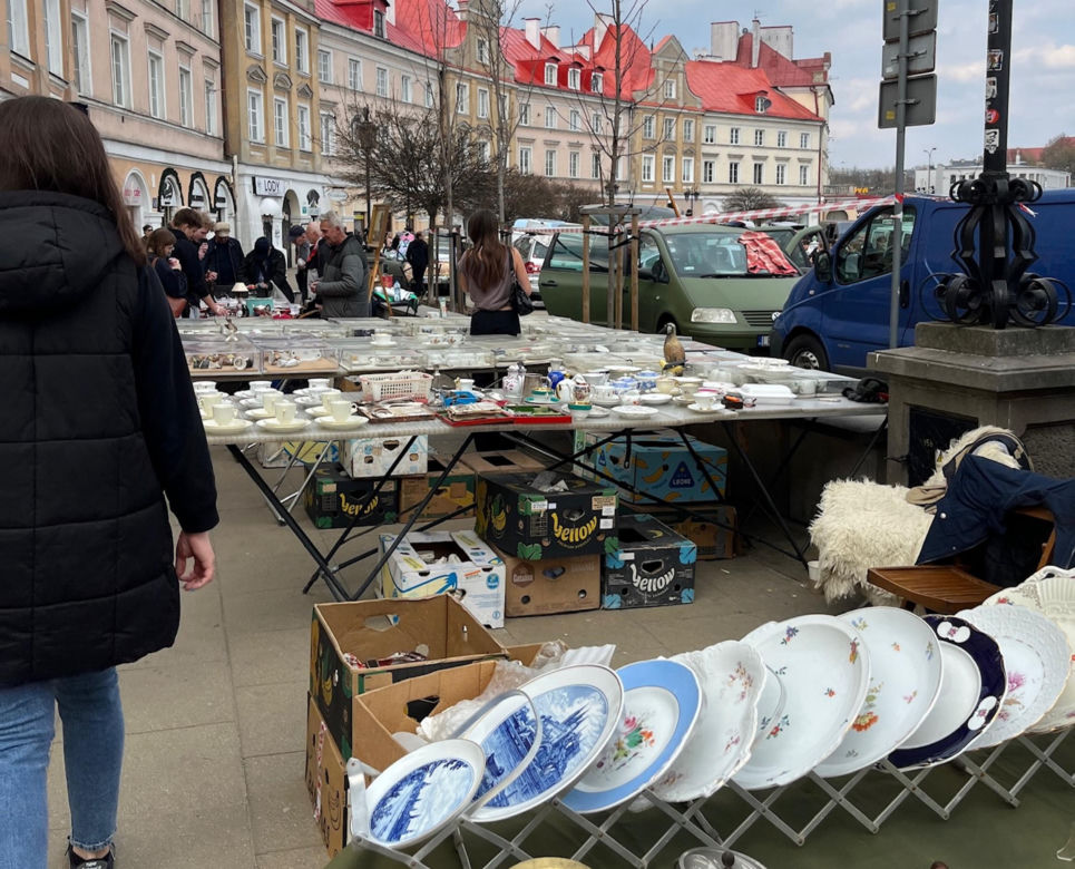 Oglądają, a nie kupują. "Z tym jest coraz gorzej". Handlarz z giełdy staroci mówi jak jest