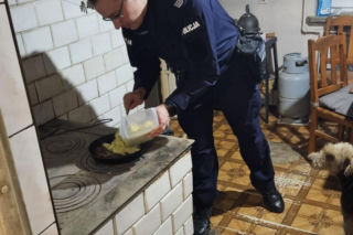 Pan Adam stracił wzrok po śmierci żony. Niespodziewanie zapukali do niego policjanci