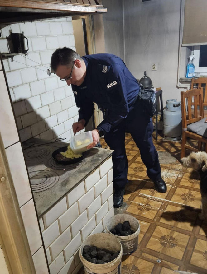 Pan Adam stracił wzrok po śmierci żony. Niespodziewanie zapukali do niego policjanci