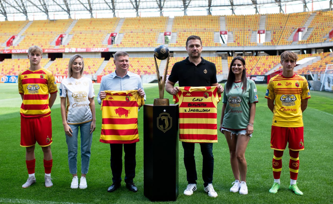Jagiellonia Białystok zaprezentowała stroje na sezon 2024/25