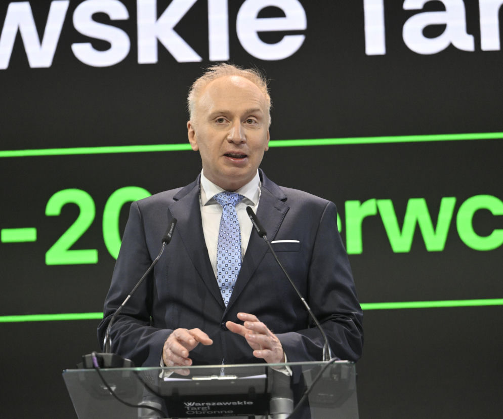 Grzegorz Zasępa, dyrektor generalny Warszawskich Targów Obronnych i redaktor naczelny „Super Expressu”, przemawia podczas otwarcia targów obronnych w Expo XXI. Na naszym portalu możesz przeczytać o tym wydarzeniu, które połączyło producentów uzbrojenia i administrację publiczną.