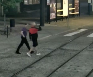Zabrze. Uderzyli chłopaka butelką w głowę i zabrali mu telefon. Szuka ich policja [ZDJĘCIA]
