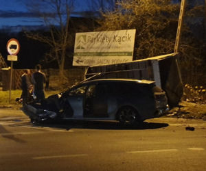 Osobówką w przyczepę ciężarówki. Dwie osoby w szpitalu 