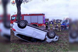 POTWORNE dachowanie na DK 74. Wyprzedzając TIR-a kierowca osobówki ZAHACZYŁ zderzakiem [ZDJĘCIA]