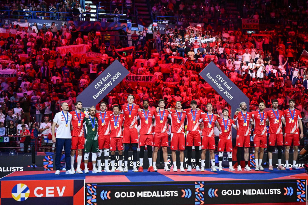 Siatkarze reprezentacji Polski podczas ceremonii dekorcji po meczu finałowym mistrzostw Europy z Francją