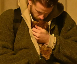 Sebastian Fabijański z pieskiem na spacerze