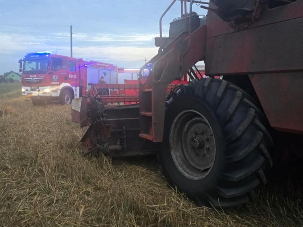 Śmiertelny wypadek na polu pod Chojnicami. Ojciec potrącił kombajnem 29-letniego syna [ZDJĘCIA]