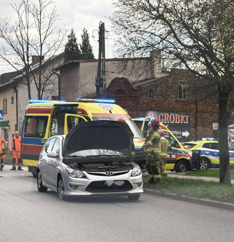 W Zawierciu karetka zderzyła się z osobówką