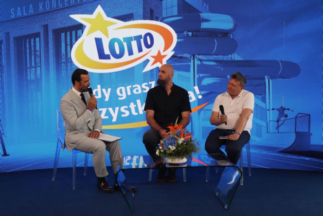 Ponad 7 mln zł dla lokalnych projektów. Na Służewcu wręczono czeki laureatom programu „Sportowo Kulturalnie Lokalnie”.