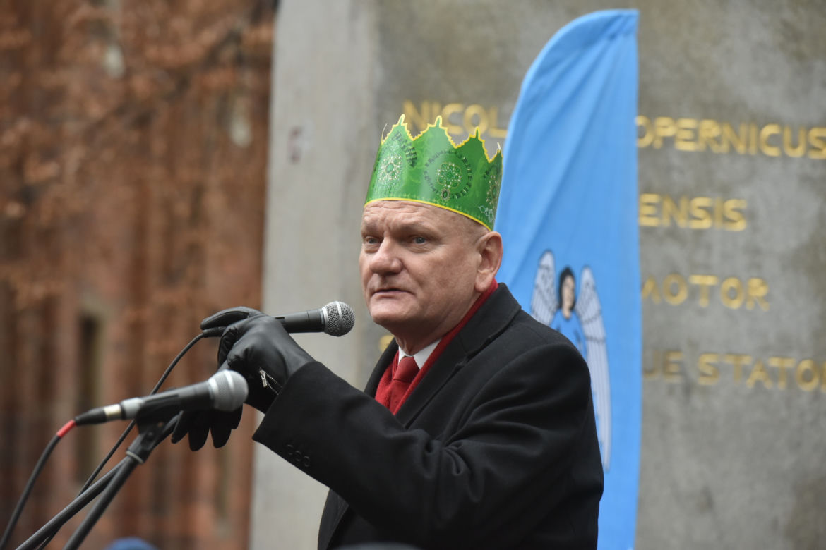 Orszak Trzech Króli 2023 w Toruniu. Efektowne figury, piękne kolory i aktywiści o dramacie uchodźców