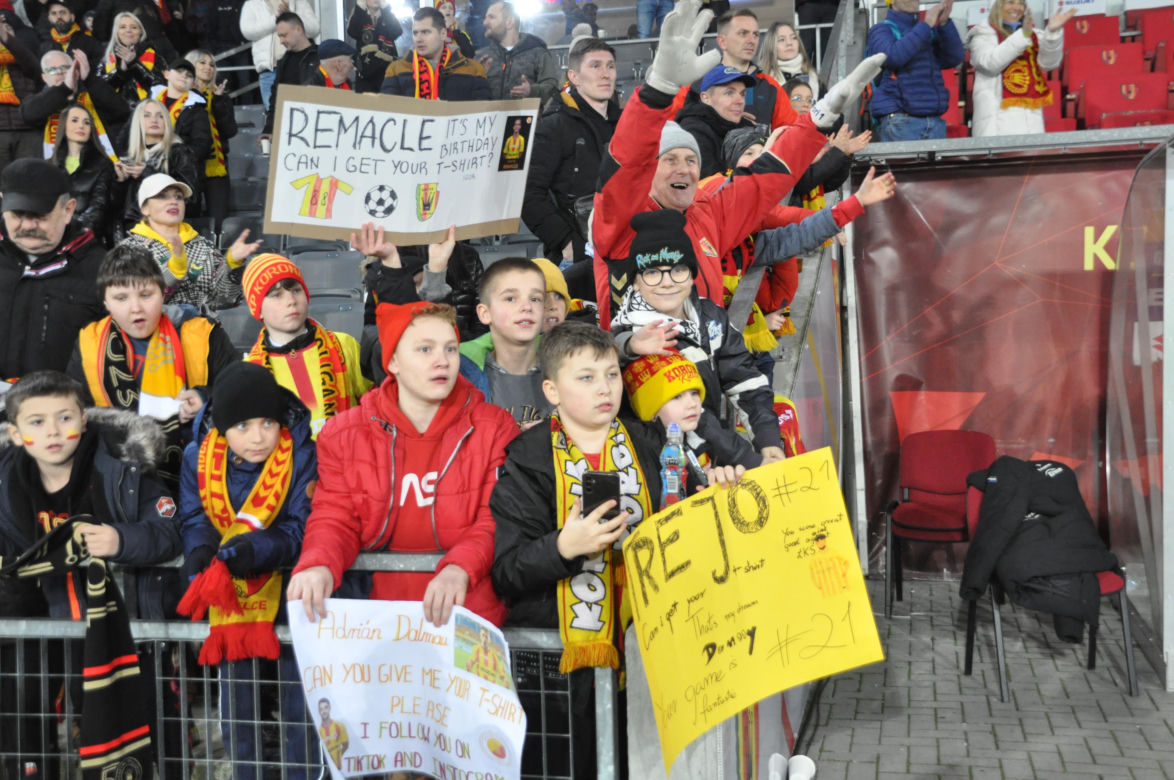 Korona Kielce - Legia Warszawa. Zdjęcia kibiców na Suzuki Arenie