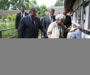 jadwiga komorowska i bronislaw komorowski w skansenie we wsi kluki - wakacje prezydenta (4)