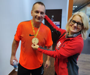 Bieg mikołajkowy na bieżni w Siłowni Joker