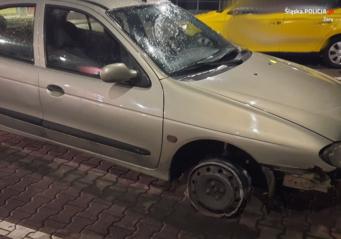 Rozbił auto, a potem rzucił się na swoją partnerkę i uciekł 