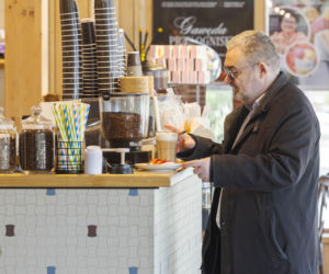 Karol Karski w lesie