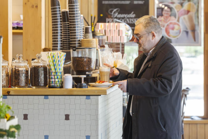 Karol Karski w lesie