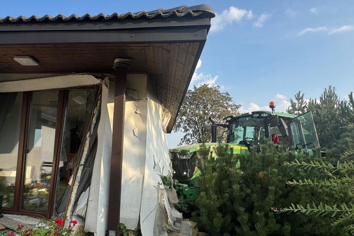 Wypadek w w Balczewie pod Inowrocławiem. Ciągnik wbił się w dom