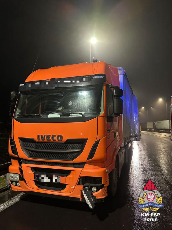 Wypadek pod Toruniem. Znicze wysypały się na drogę