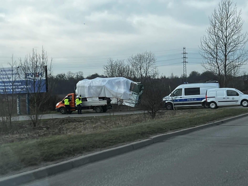 Kierowca dostawczaka napakował trochę za dużo