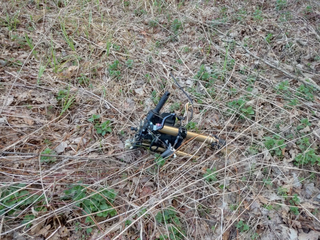 Wyszków. Przerażający widok! Motocykl rozerwany na części i złamane drzewo. Śmigłowiec zabrał kierowcę (ZDJĘCIA]